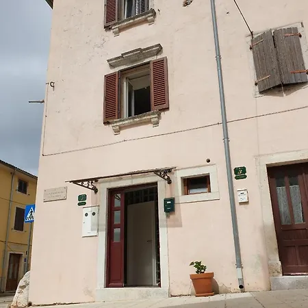 Corner Stone House * Bale
